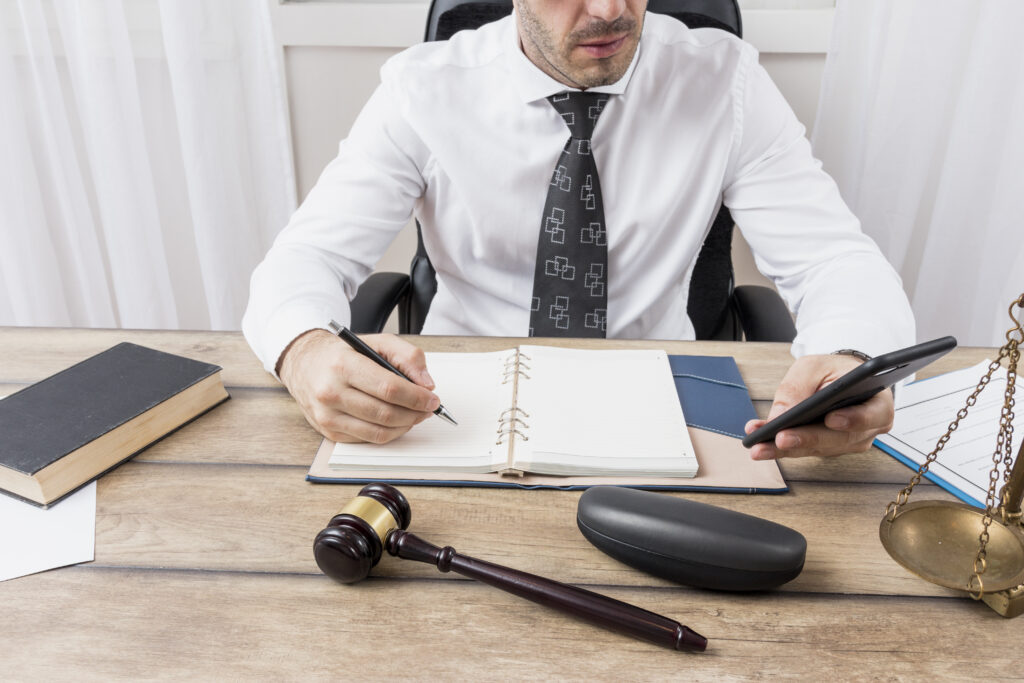 Client consulting with a lawyer in Mexico during an initial consultation