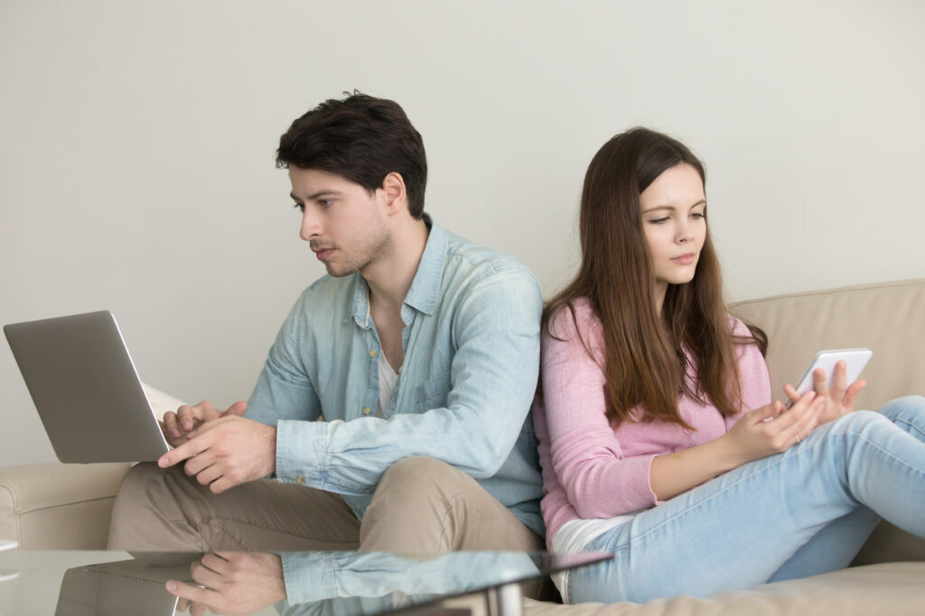 couple learning how to get divorced online in Mexico in 2025