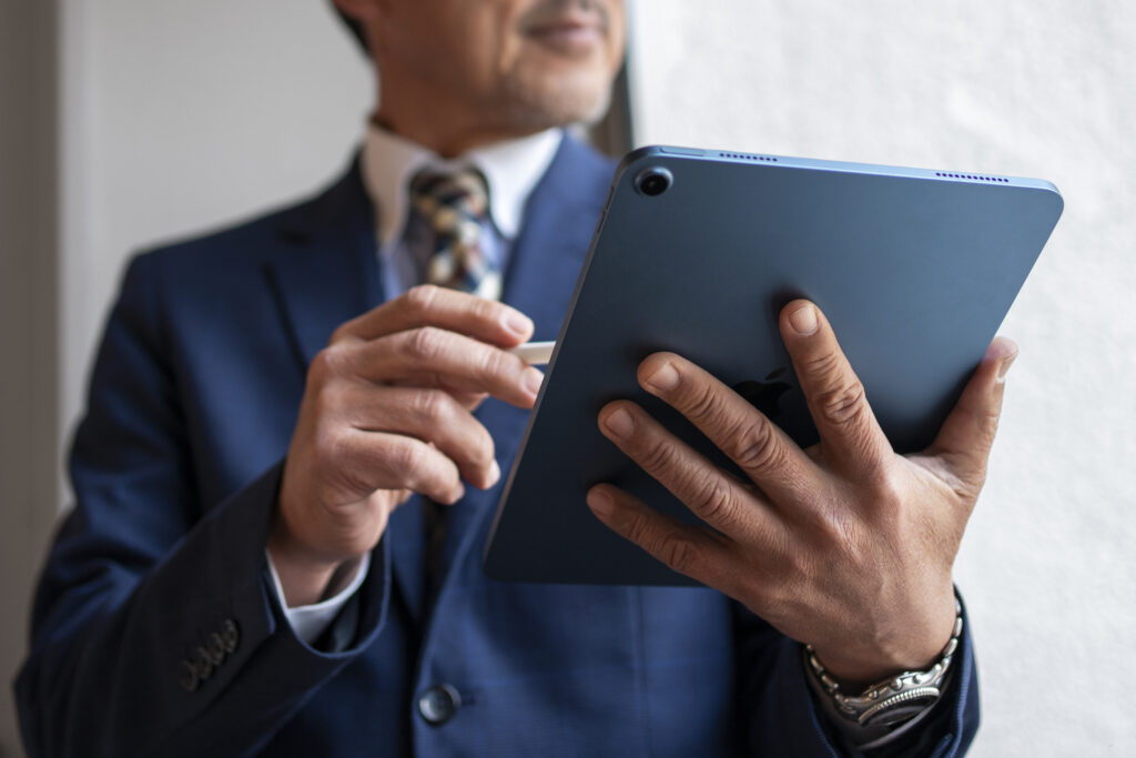 Photo of a lawyer advising a client about digital law and cybersecurity in an office setting in Mexico